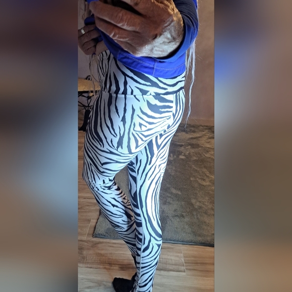 Cute ZEBRA PRINT leggings - Picture 2 of 4